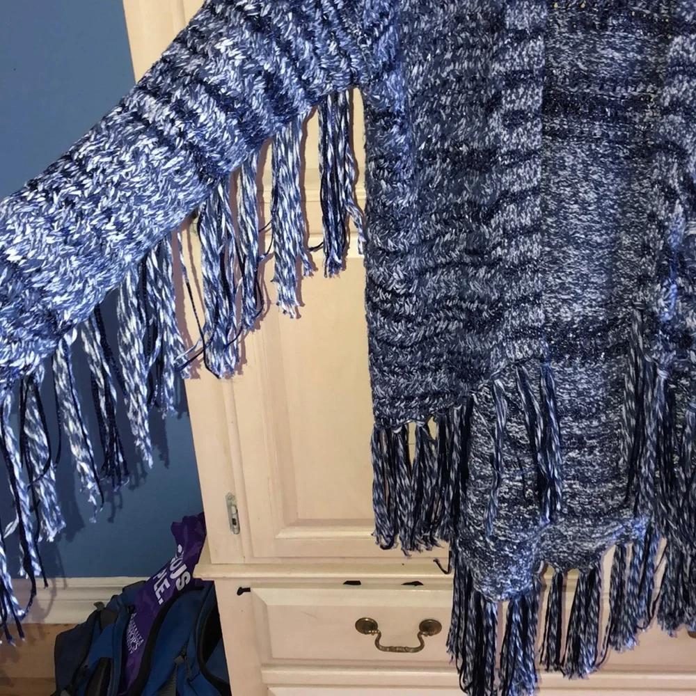 Guess Poncho - Picture 2 of 4